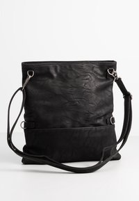 Borsa a tracolla in pelle nera con finitura testurizzata, dotata di una lunga tracolla regolabile e dettagli in metallo. Forma semplice e rettangolare.