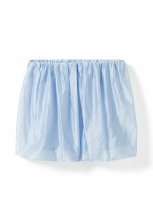 Lyseblå nederdel i samlet stof med elastisk taljebånd og løs, voluminøs silhuet på hvid baggrund.