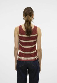 Rode en crèmekleurige gestreepte gebreide tanktop met een gegolfde zoom, met een open haakwerktextuur en een aansluitend ontwerp.