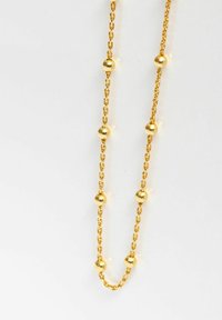 Guldfarvet halskæde med en delikat kæde, der har jævnt fordelt sfæriske perler. Glat tekstur, enkelt design og let udseende.