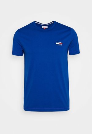 Krótki rękaw, niebieski T-shirt z okrągłym dekoltem i małym białym logo "Tommy Jeans" na lewej piersi.