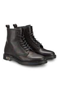 Czarne skórzane botki za kostkę mają zaokrąglony nosek, sześć oczek do sznurowania i metalowe akcenty po bokach. Zawierają dwie pętle do łatwego zakładania.