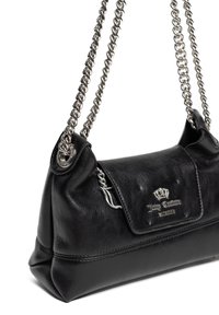 Schwarze Lederhandtasche von Juicy Couture mit silbernen Kettenriemen und Logoschild auf der vorderen Klappe.