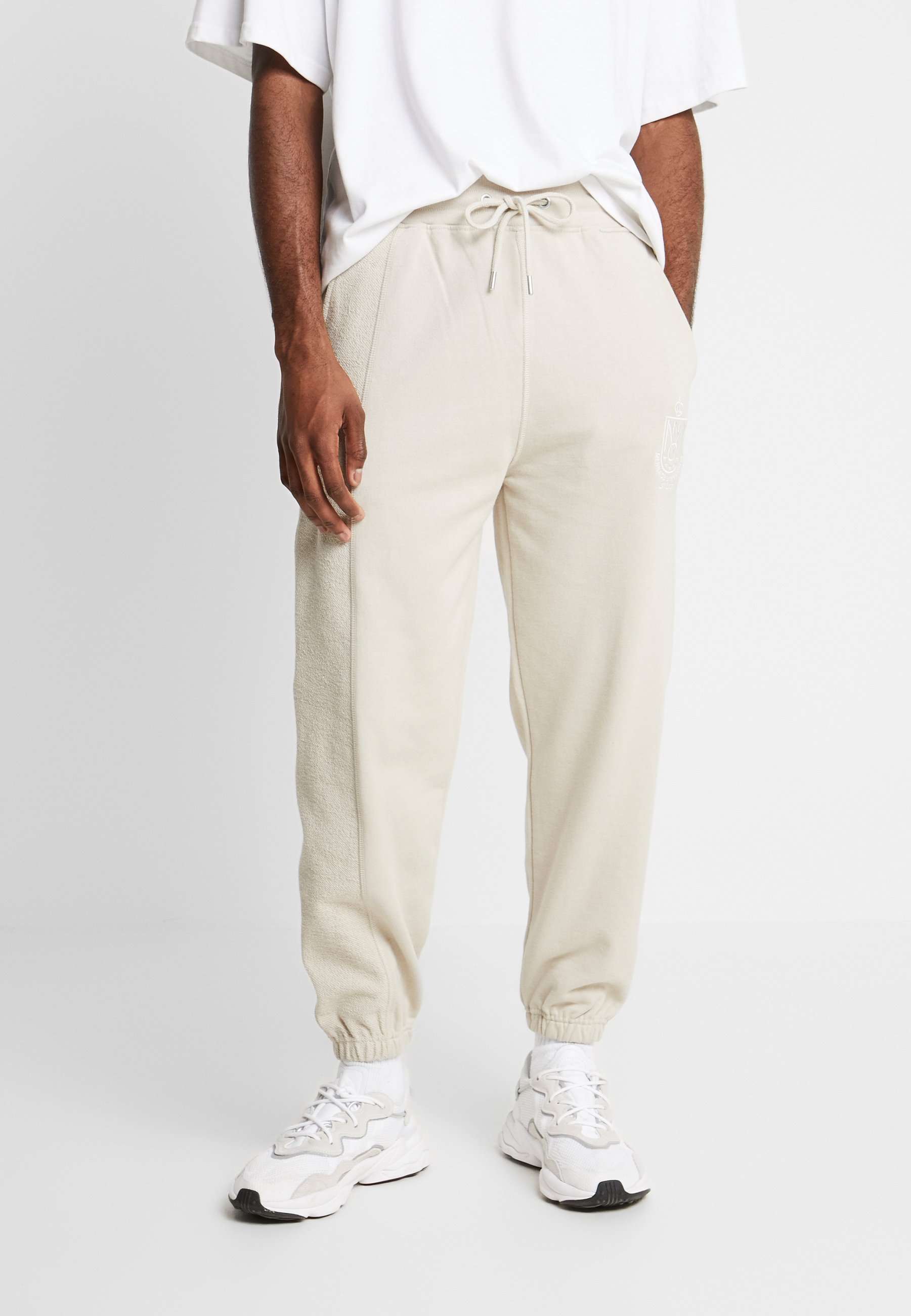 Mennace CONTRAST TEXTURE COLLEGE Joggebukse beige Mennace CONTRAST TEXTURE COLLEGE Joggebukse beige