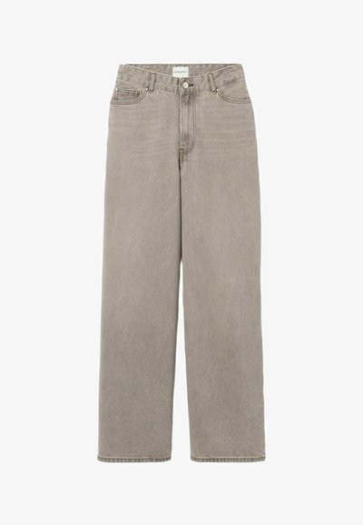 Jeans de mezclilla de pierna ancha y cintura alta en gris claro, con cierre frontal de botón, dos bolsillos laterales y costuras visibles a lo largo de las costuras.