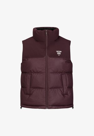 Bordeauxkleurige puffer vest met een hoge kraag, een volledige ritssluiting aan de voorkant, twee zijzakken en een logo op de linkerborst. Gelaagd, gewatteerd materiaal.