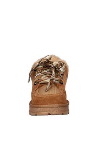 Beiger Wildledersneaker mit strukturiertem Mesh-Obermaterial, Fellfutter und gemusterten Schnürsenkeln. Verfügt über eine robuste Gummisohle und einen gepolsterten Schaft.