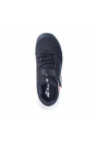 Schwarzer Sportschuh mit einem Textilobermaterial, Schnürung und Klettverschluss, gepolsterter Sohle und weißer Laufsohle. Verfügt über ein Markenlogo.