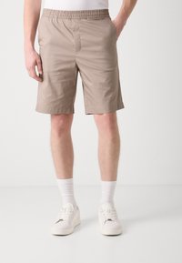 Khaki shorts lavet af letvægtsstof, med elastisk talje, sidelommer og en lige pasform over knæene.