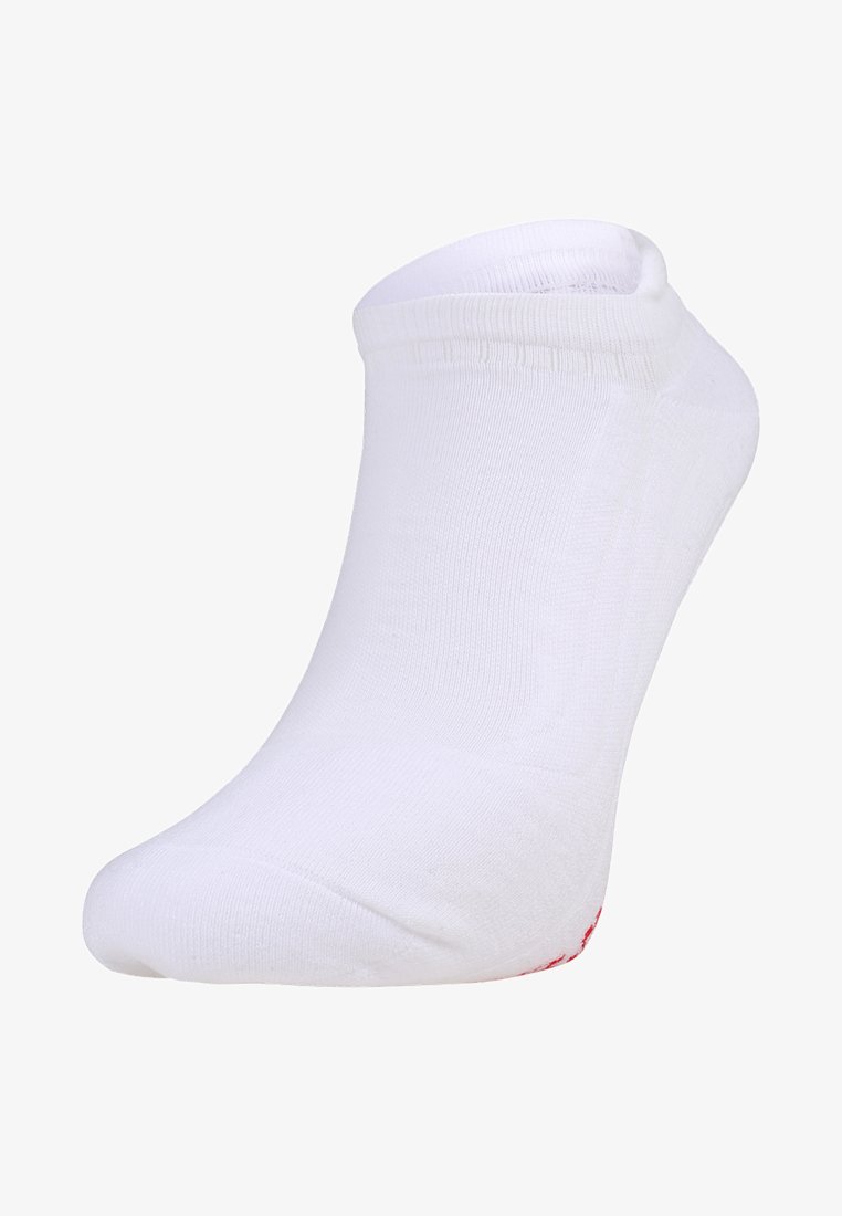 Witte enkelkous gemaakt van zachte, rekbare stof. Heeft een geribbelde boord en een naadloze teen. Klein rood logo op de hiel.
