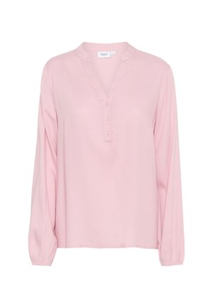 Ljusrosa långärmad blus i ett texturerat tyg, med v-ringning, knappslå och mjukt samlade ärmslut.