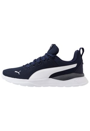 Sneaker blu navy con dettagli bianchi, tomaia in mesh traspirante, chiusura con lacci, suola ammortizzata e linguetta di supporto sul tallone.