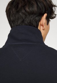 Tommy Hilfiger LARGE FLAG ZIP MOCK - Camisola - desert sky