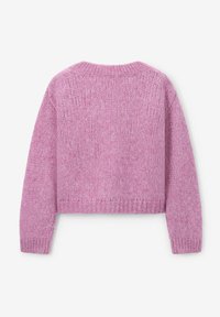 Pull court rose avec une finition douce et texturée. Il a des manches longues et un col rond, conçu avec un motif de tricot horizontal.