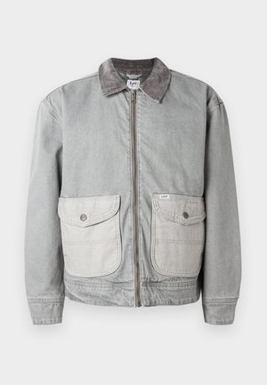 Jachetă din denim gri cu guler din catifea, două buzunare mari în față și închidere cu fermoar. Prezintă un material mai deschis la culoare pentru buzunare, în contrast.