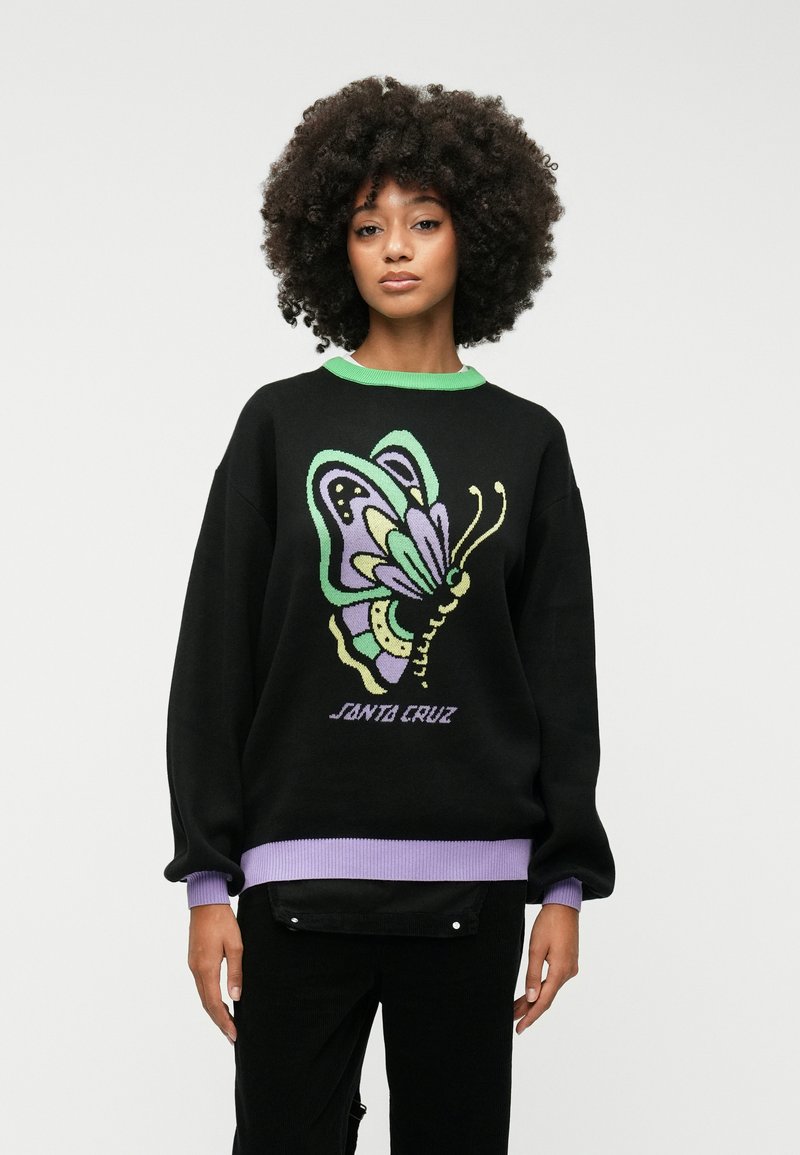 Sweater preto com um design de borboleta colorida, gola verde, punhos roxos e o texto "SANTA CRUZ" na parte inferior. Textura suave.