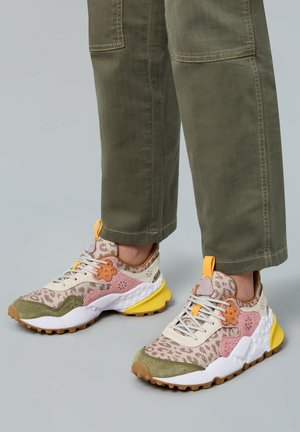 Bunte Sneaker mit einem strukturierten Obermaterial in Creme, Pink und Grün, orangefarbenen Akzenten und einer gelben Gummisohle mit einem robusten Profilmuster.