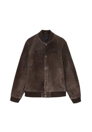 Ruskea mokkanahkainen bomber-takki, jossa on nappikiinnitys, ribatut hihansuut ja vyötärö. Varustettu sivutaskuilla ja sileällä pinnalla.