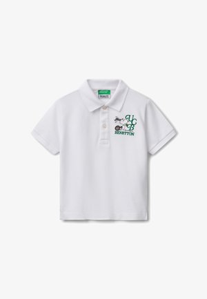 T-shirt polo blanc en coton avec un col, trois boutons et un design brodé vert représentant Snoopy et 'UCB BENETTON' sur la poitrine gauche.