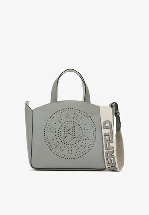 Hallitus hallast nahast käekott, millel on lõigatud logo disain, ümar ülaosa, kaks lühikest käepidet ja reguleeritav kanvas õlarihm brändinimega.