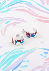 Srebrne kolczyki w kształcie kół z kolorowymi wstawkami w kształcie czerwonym, niebieskim i fioletowym, z gładkim, wypolerowanym wykończeniem i zapięciem w kształcie motyla.