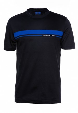 Schwarzes T-Shirt mit kurzen Ärmeln, einem blauen horizontalen Streifen über der Brust und dem "Porsche | Boss"-Logo auf dem Streifen.