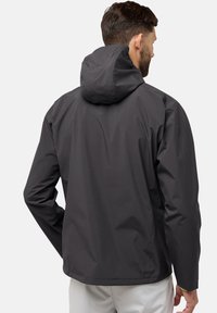 Mørk grå herregodkend vandtæt jakke med hætte; glat, letvægtsstof har et strømlinet design og justerbare manchetter.