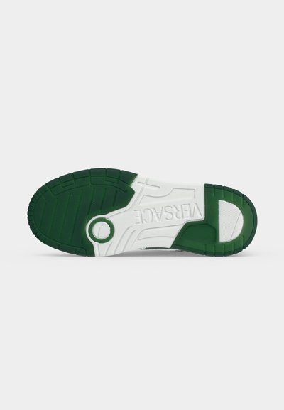 Semelle de chaussure avec bande de roulement en caoutchouc verte et blanche, détail circulaire près du talon, et nom de la marque "Versace" embossé au centre.