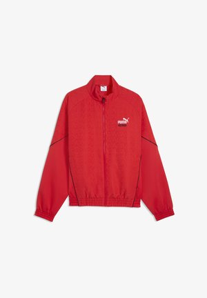 Giacca a vento rossa con collo alto, tessuto strutturato, polsini ed orlo elastici. Presenta un logo Puma bianco sul petto e dettagli neri.