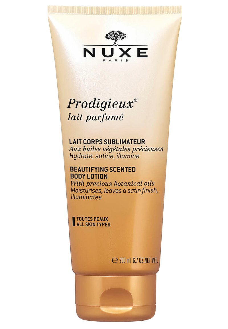 Lotion corpo Prodigieux di Nuxe in un tubo squeeze dorato, con testo nero e logo di un albero, con una capacità di 200 ml e adatta a tutti i tipi di pelle.
