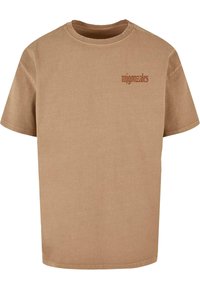 Brun bomull T-skjorte med korte ermer og rund hals. Har et lite tekstdesign i mørkere brun på venstre frontside.