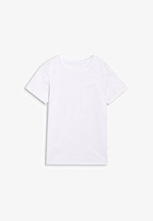 Prosty biały T-shirt z krótkim rękawem i okrągłym dekoltem, z małym haftowanym logo na piersi, ułożony płasko na białym tle.