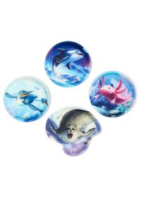 Quatre assiettes colorées et ornées représentant des animaux marins : un dauphin, un pingouin, un axolotl et un phoque, avec des finitions brillantes et des formes variées.