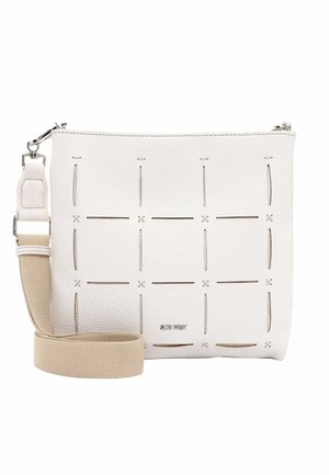 Witte leren crossbodytas met ruitvormige uitsnijdingen, beige verstelbare stoffen band en zilverkleurige rits met metalen sluiting.