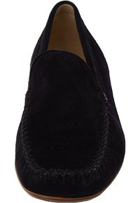 Zwarte suède loafers met een ronde neus, gestikte details langs de rand en een glad interieur. Platte zool met minimale profiel.