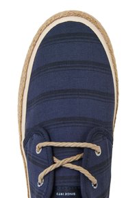 Scarpa in tela blu con pattern a righe navy, lacci in corda beige e suola in fibra naturale. Punta arrotondata con rifinitura in gomma bianca.