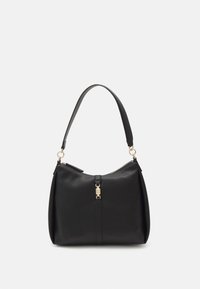Bolso de mano de cuero negro con una estructura suave, una sola correa para el hombro, herrajes dorados y cierre con cremallera. Destaca por su diseño minimalista.