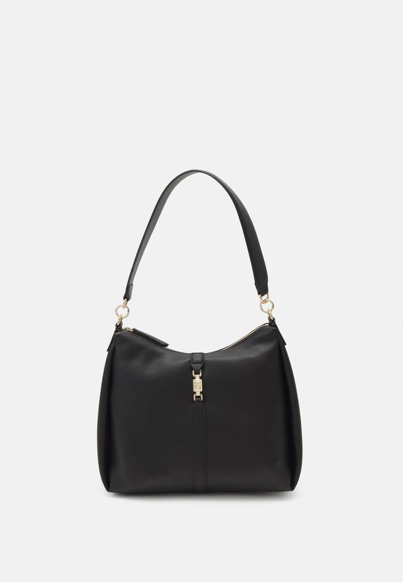 Bolso de mano de cuero negro con una estructura suave, una sola correa para el hombro, herrajes dorados y cierre con cremallera. Destaca por su diseño minimalista.