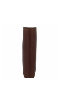 Étui en cuir marron de forme cylindrique, présentant une texture lisse et des coutures le long du bord supérieur.