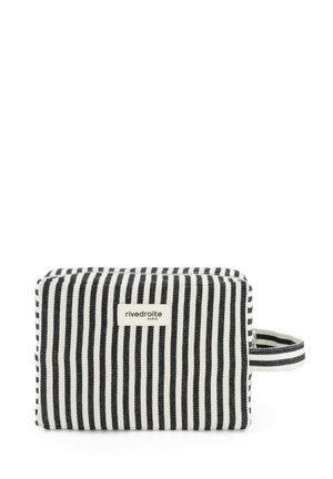 Trousse en tissu rectangulaire à rayures verticales noires et blanches, avec une poignée sur le côté et une étiquette "rivedroite PARIS" sur le devant.