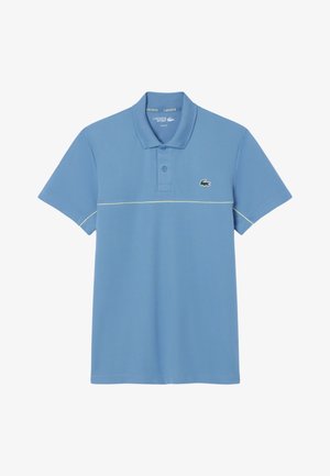 Polo de manga corta azul claro con cuello, dos botones, sutil ribete horizontal en crema y pequeño logo del cocodrilo verde de Lacoste en el pecho.