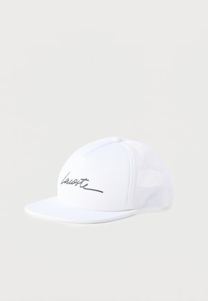 Witte truckerpet met een vlakke klep en een zwart scriptlogo aan de voorkant, voorzien van een gaasachterpaneel voor ventilatie.