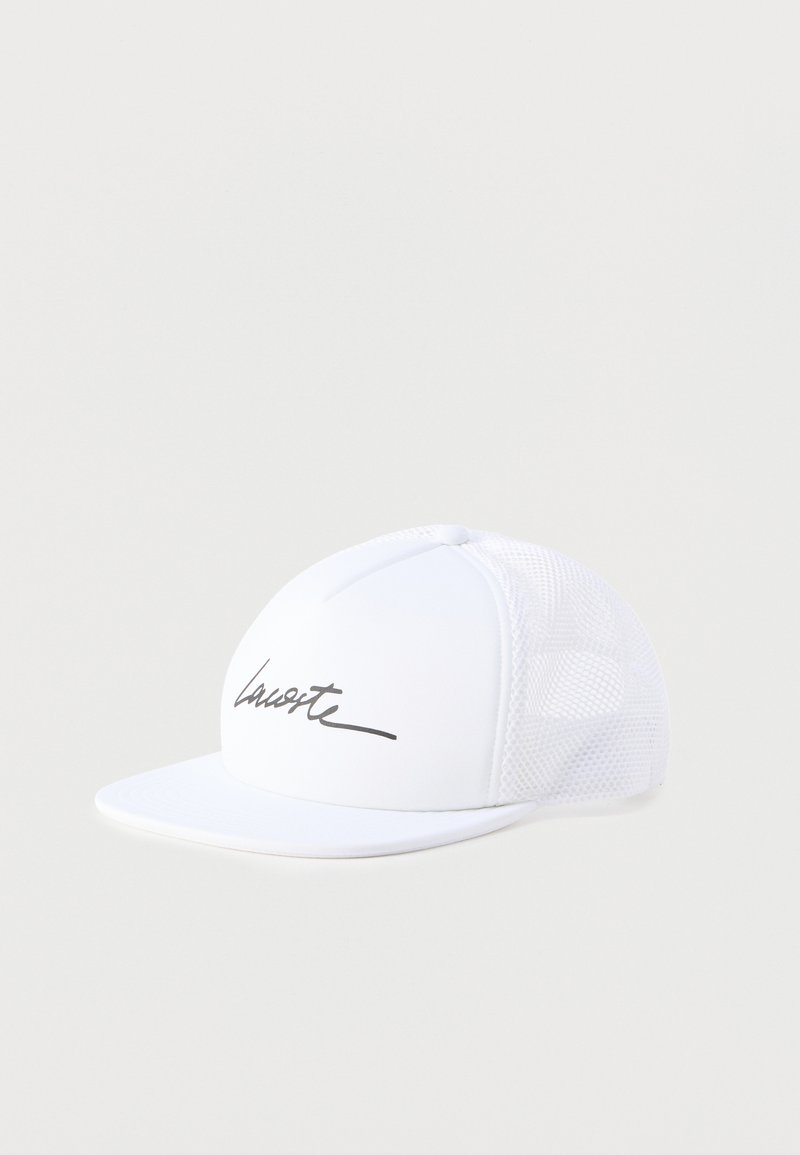 Λευκό καπέλο φορτηγατζή με επίπεδο γείσο και μαύρο λογότυπο σε σενάριο στο εμπρός μέρος, με πλέγμα πίσω πάνελ για αερισμό.