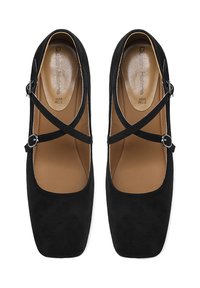 Escarpins en daim noir à bout carré, avec des sangles croisées et des boucles en argent, dotés d'une semelle intérieure lisse beige.