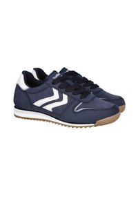 Zapatillas deportivas azul marino con acentos blancos, parte superior de ante y tela, cordones negros, punta redonda y suela de goma texturizada.