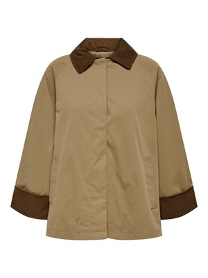 Chaqueta beige de manga larga con cuello y puños de pana marrón oscuro, bolsillos frontales y cierre frontal oculto.