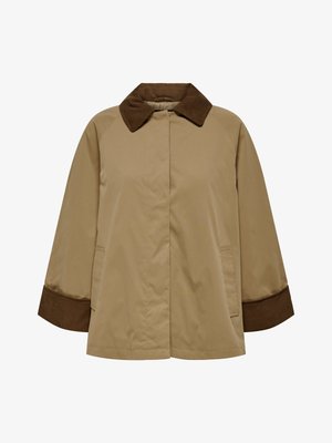 Chaqueta beige de manga larga con cuello y puños de pana marrón oscuro, bolsillos frontales y cierre frontal oculto.