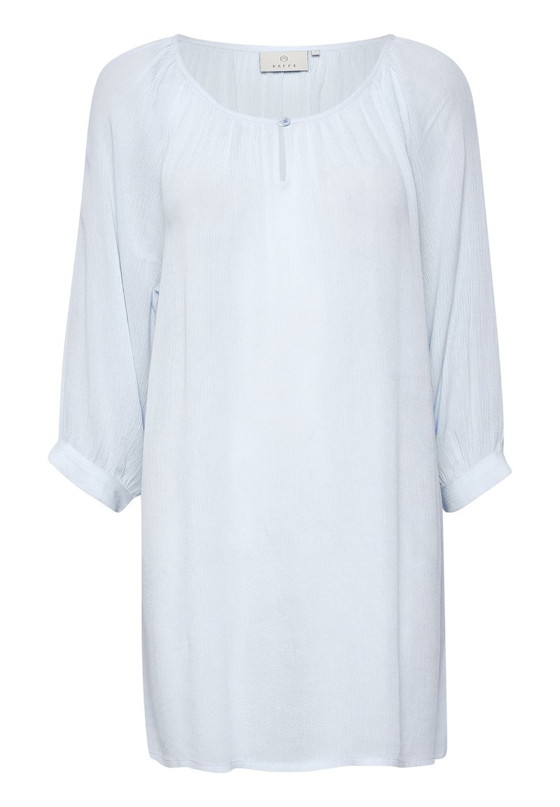 Blouse bleu clair à manches longues en tissu froissé. Dotée d'un col rond avec un bouton et de détails aux poignets roulés. Coupe décontractée.