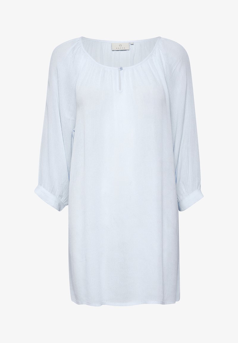 Blouse bleu clair à manches longues en tissu froissé. Dotée d'un col rond avec un bouton et de détails aux poignets roulés. Coupe décontractée.