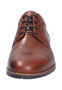 Chaussures en cuir marron à lacets avec des détails perforés, bout pointu, lacets noirs et un design de semelle contrasté.
